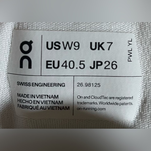 On CloudNova REFLECTIVE Womens Size 9 Running Shoes Sneakers White Carnation - Picture 11 of 12